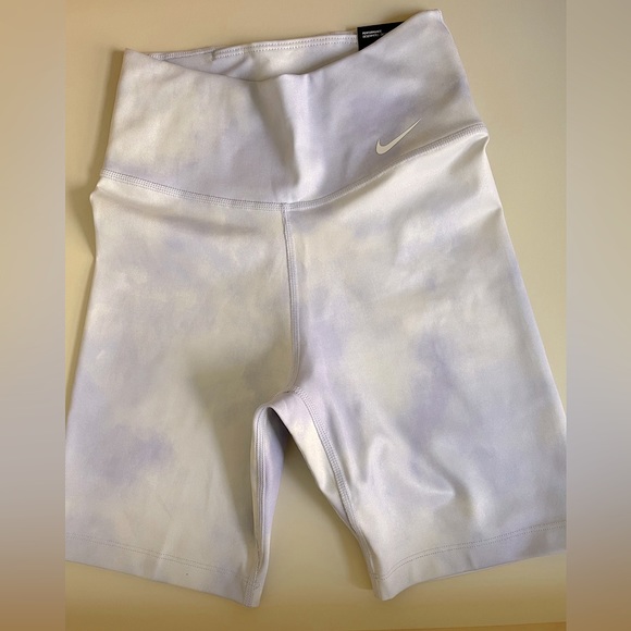 Nike Women’s Mid-Rise Lavender Tie-Dye Biker Short - Picture 6 of 7